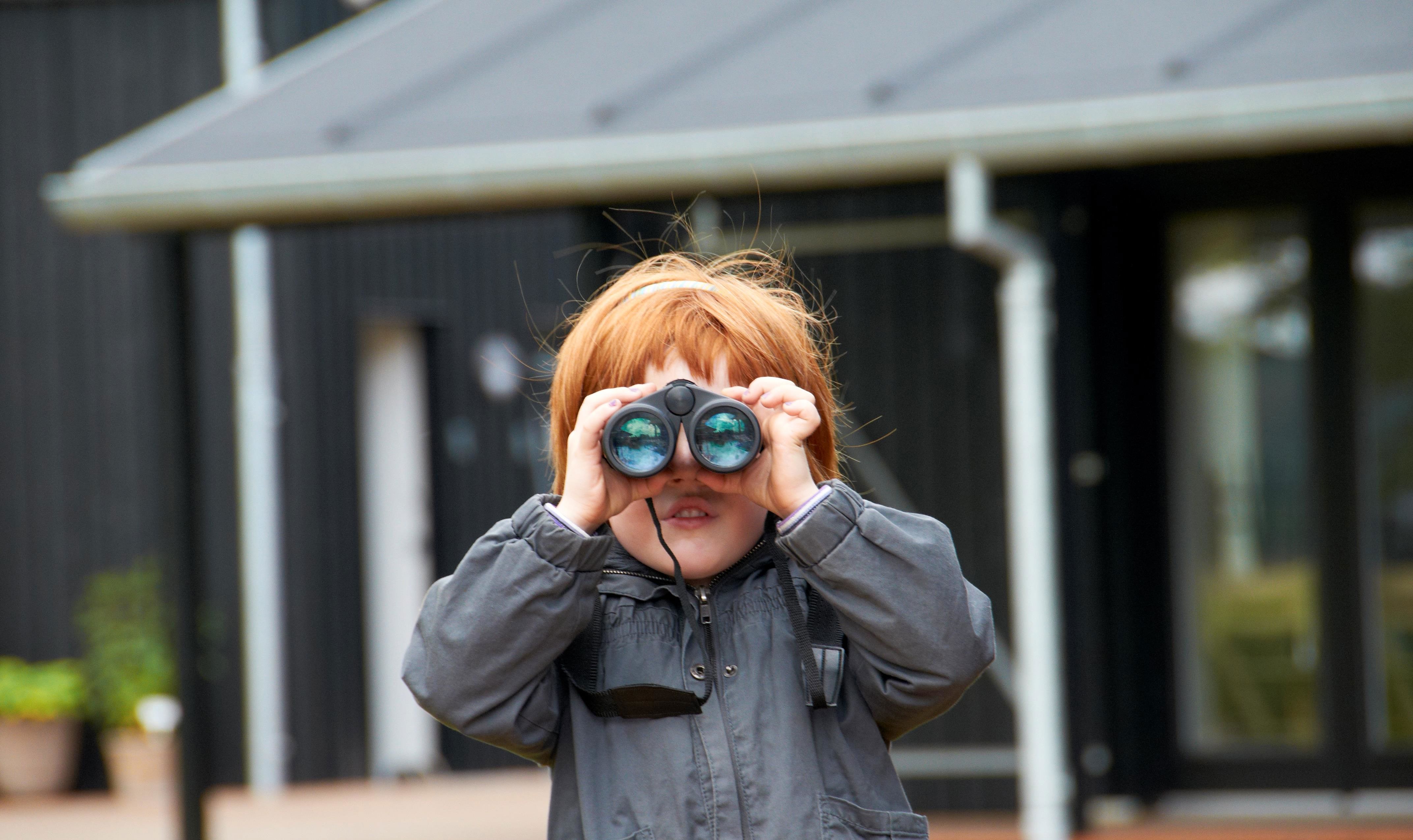 Pige med kikkert