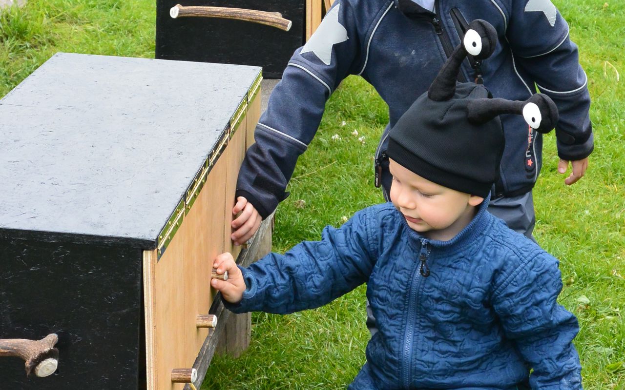 Drenge med følekasser