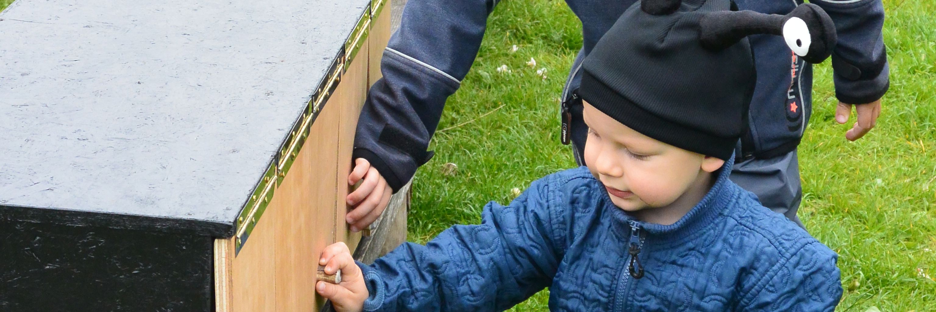 Drenge med følekasser