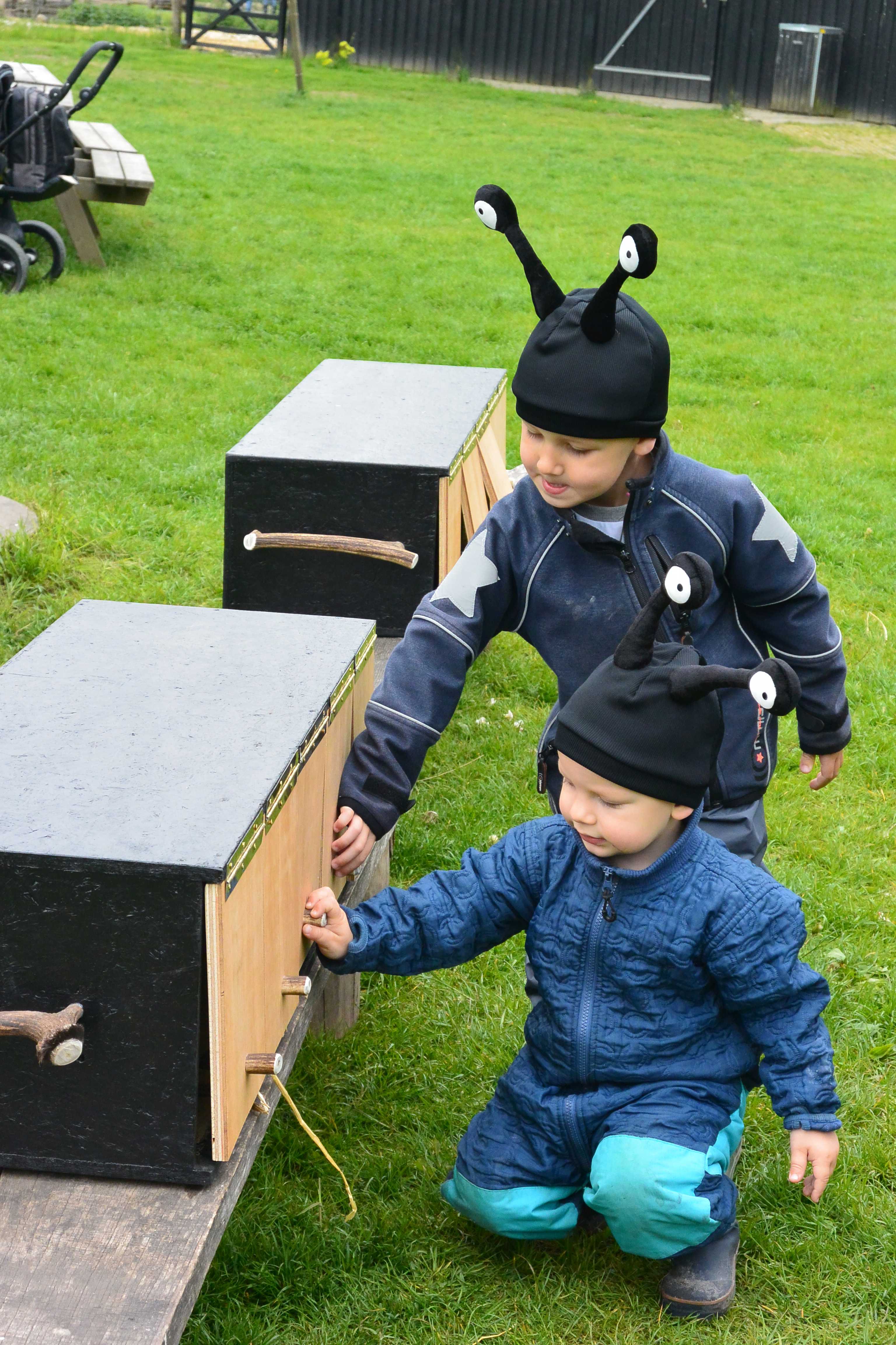 Drenge med følekasser