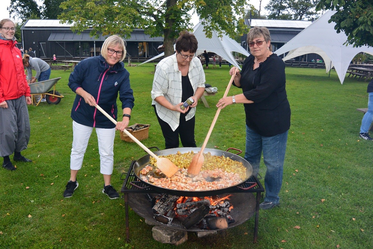 Voksne og stor bålpande