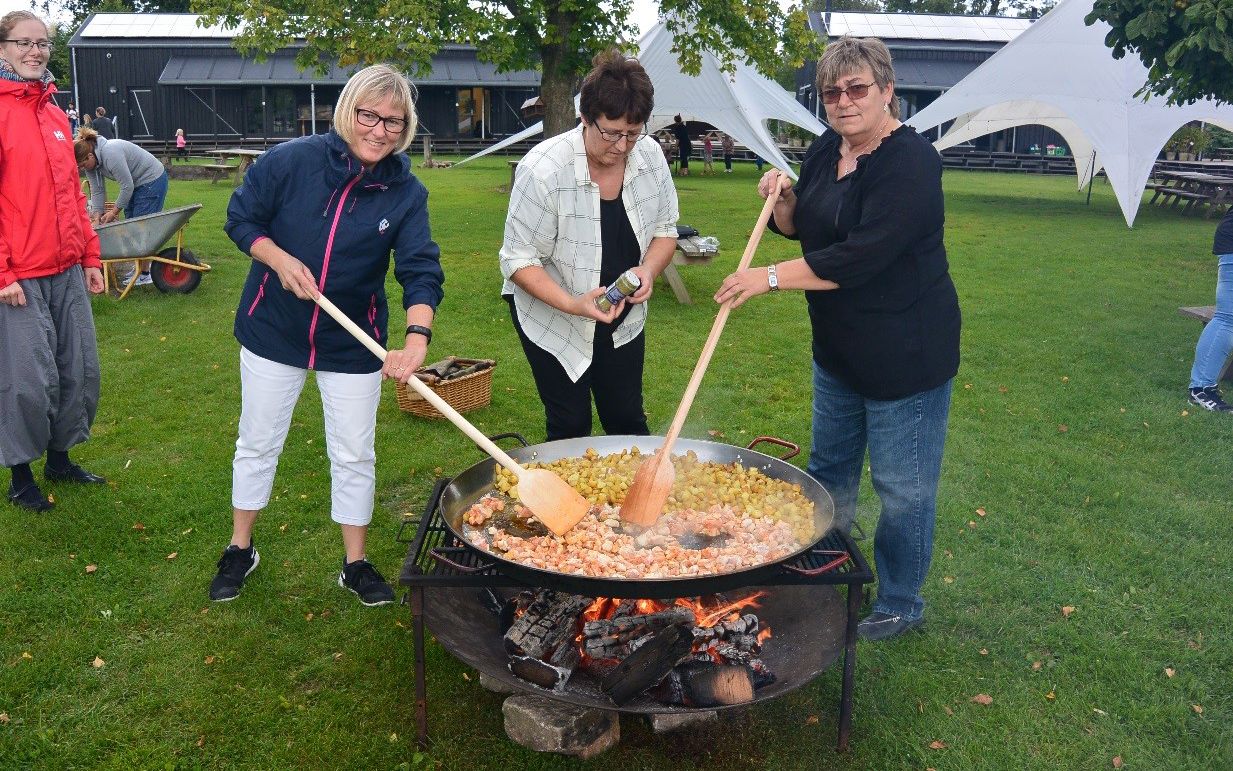 Voksne og stor bålpande