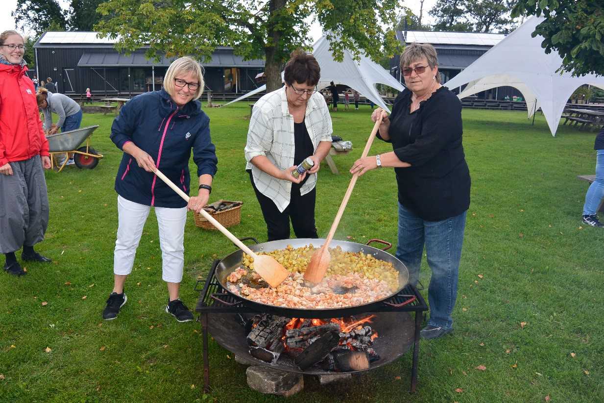 Voksne og stor bålpande