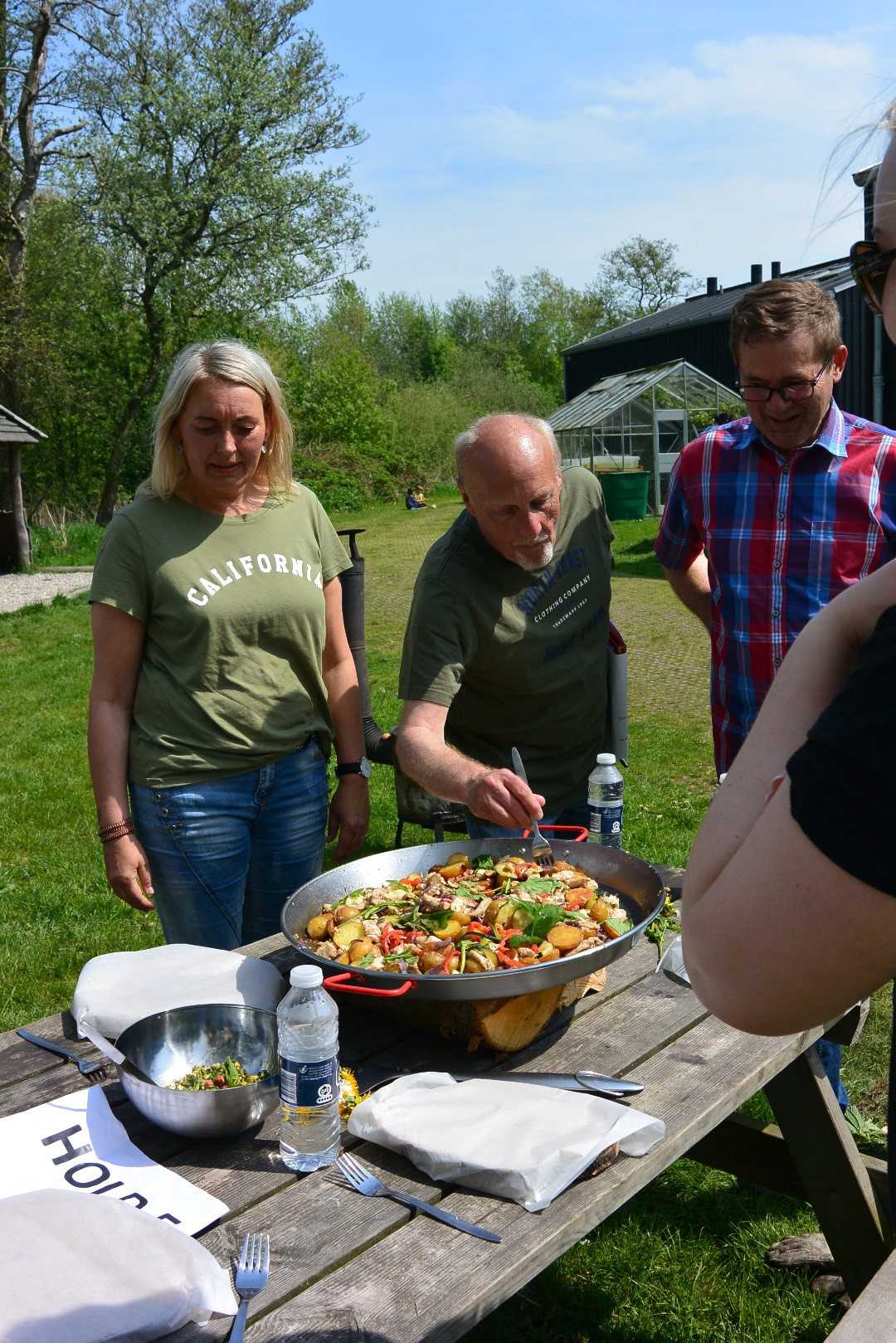 Voksne ude med stor wok