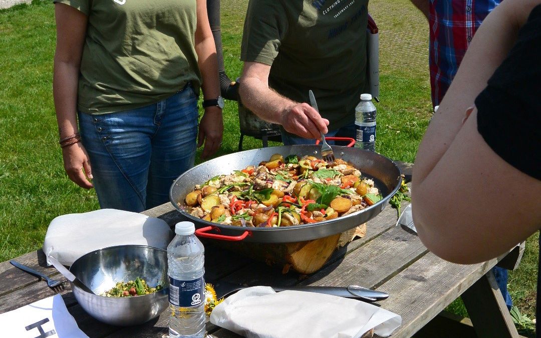 Voksne ude med stor wok