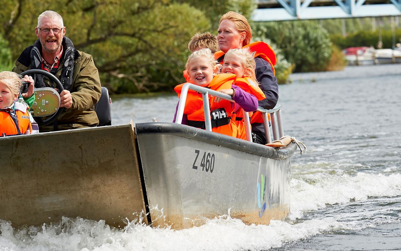 Sejlads med handicapbådene ved Randers Naturcenter