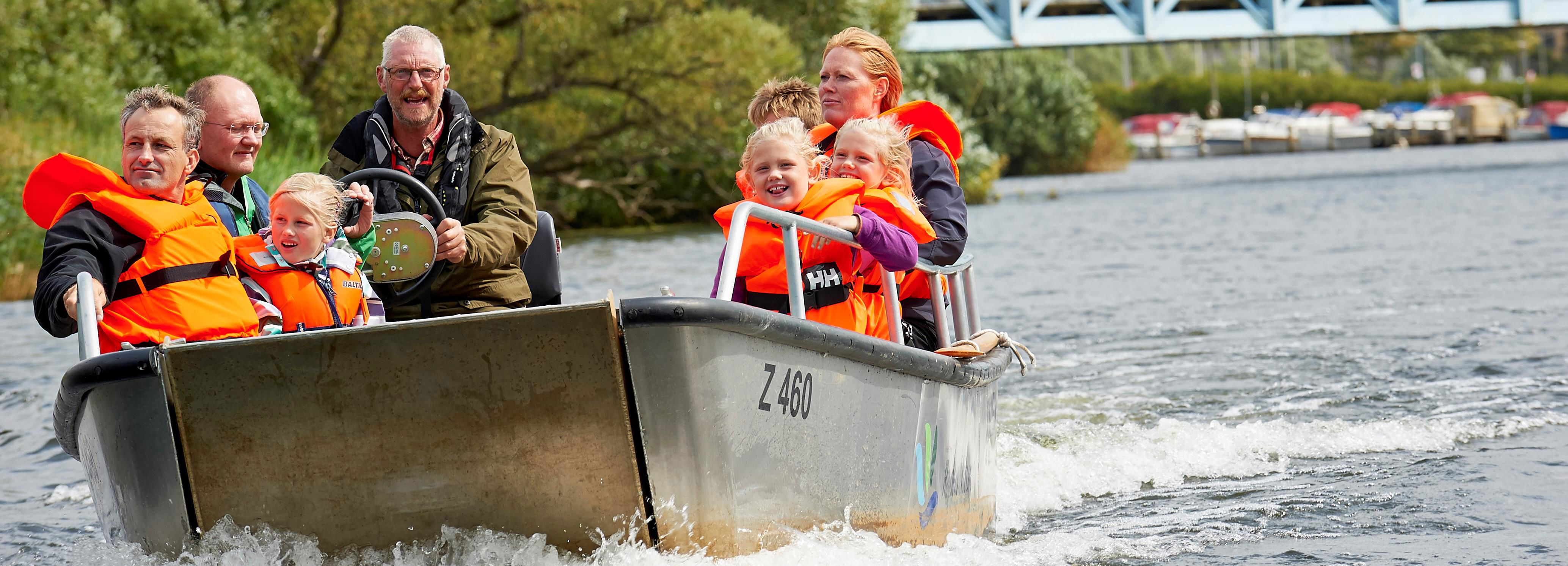 Sejlads med handicapbådene ved Randers Naturcenter