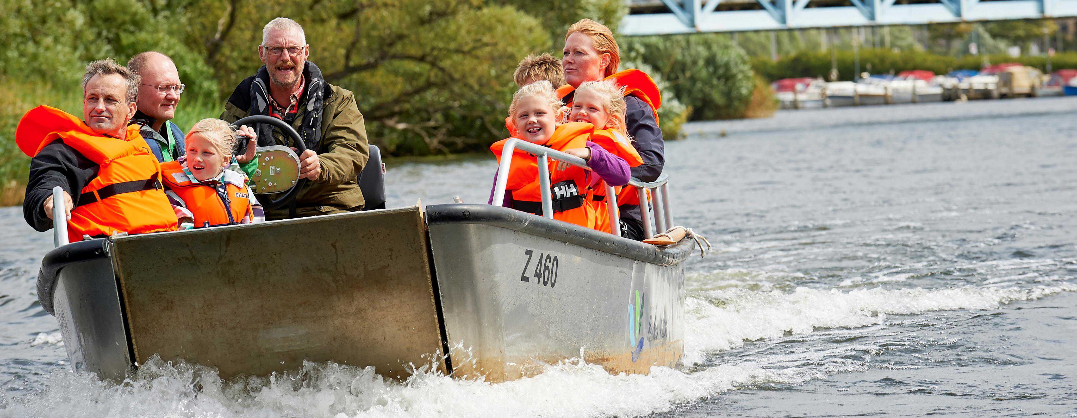 Sejlads med handicapbådene ved Randers Naturcenter